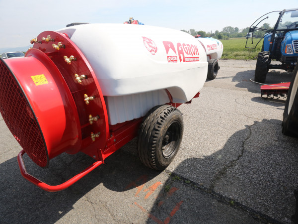 Колесна Вентилаторна Пръскачка 1500 литра